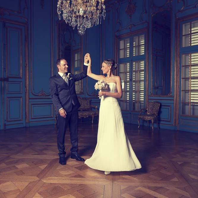 Brautpaar tanzt im Blauen Saal unter dem Kristallleuchter, Schloss Solitude Stuttgart