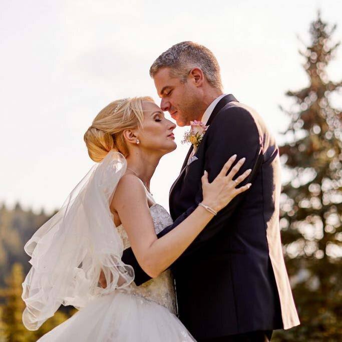 Beatrice und Mathieu Nase an Nase im Abendlicht vor Tannen, Schloss Neuhaus
