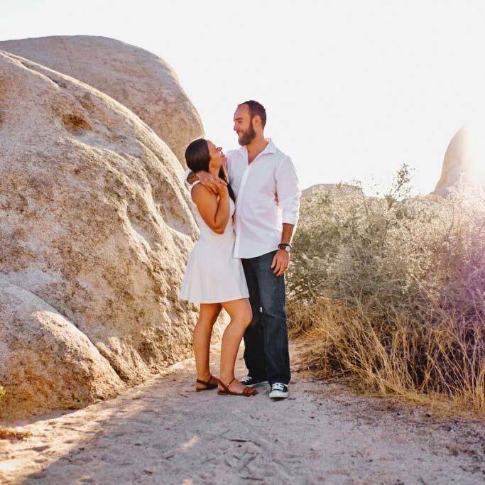 Liz und Ron lachend an einem Granitfelsen im Joshua Tree Nationalpark, Kalifornien