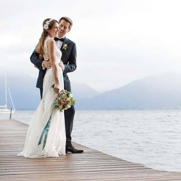 Simone und Pit auf einem Steg am Tegernsee, Berge im Dunst