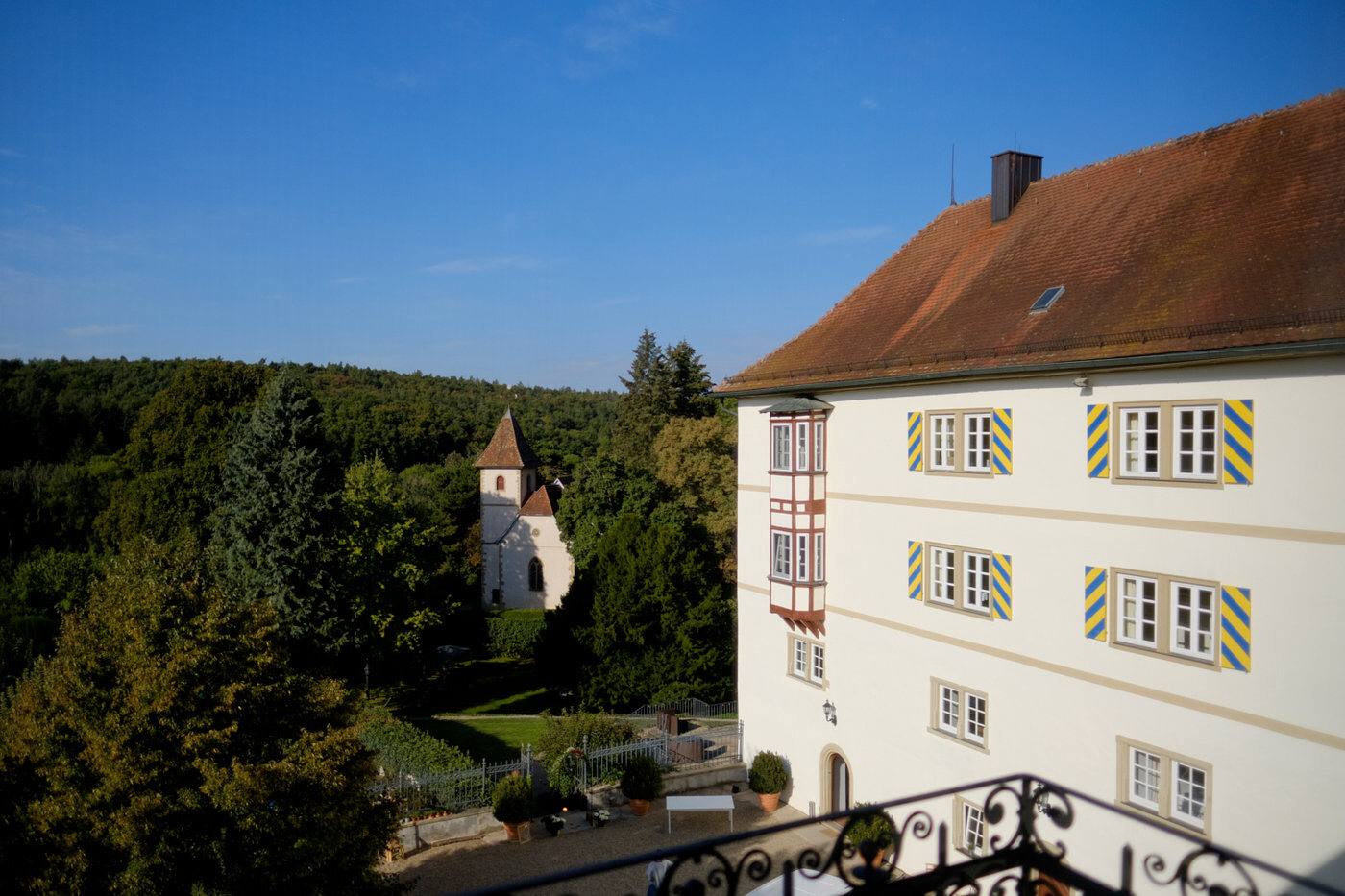 Schlossgebäude von Schloss Neuhaus mit Blick auf Wald und Turm, Sinsheim