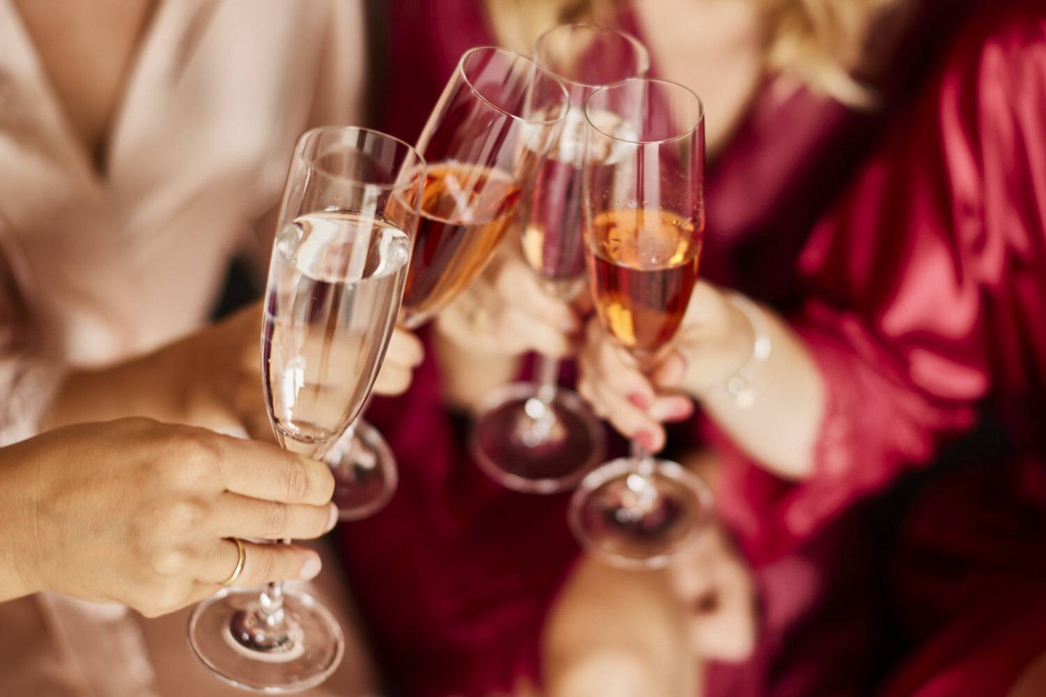 Susann und ihre Freundinnen in Satinroben stoßen beim Getting Ready mit Rosé-Sekt an