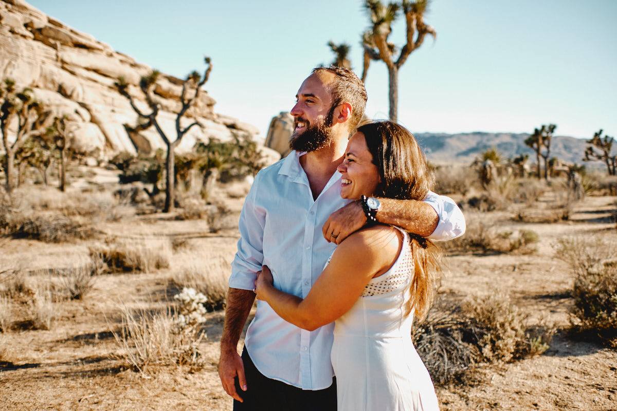 Ron umarmt Liz zwischen Joshua Trees in der kalifornischen Wüste