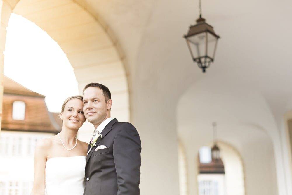 Ines und Oliver Wange an Wange unter den Arkaden von Schloss Solitude