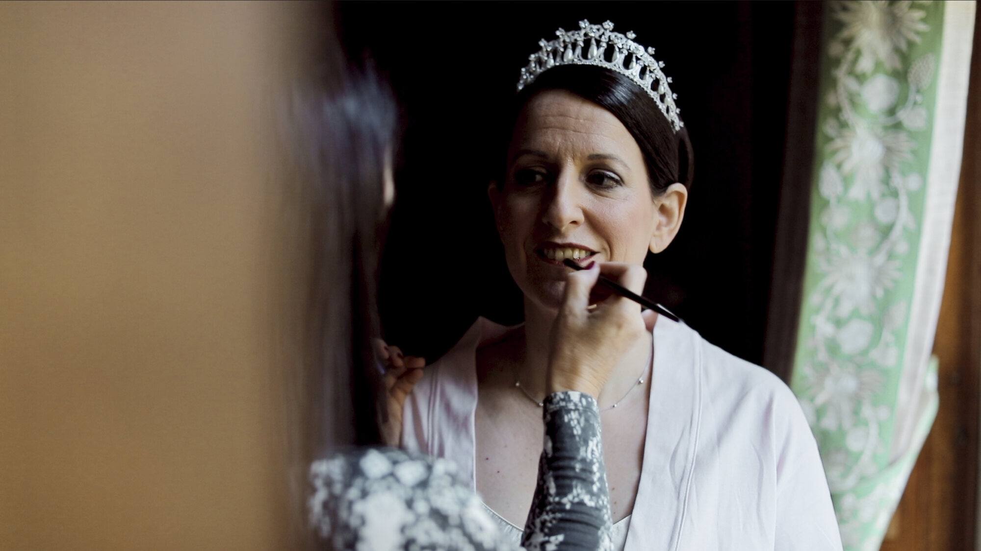 Braut mit Tiara beim Make-up im Schlosshotel Kronberg