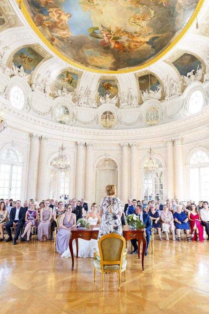 Standesamtliche Trauung im Weißen Saal von Schloss Solitude mit vielen Gästen