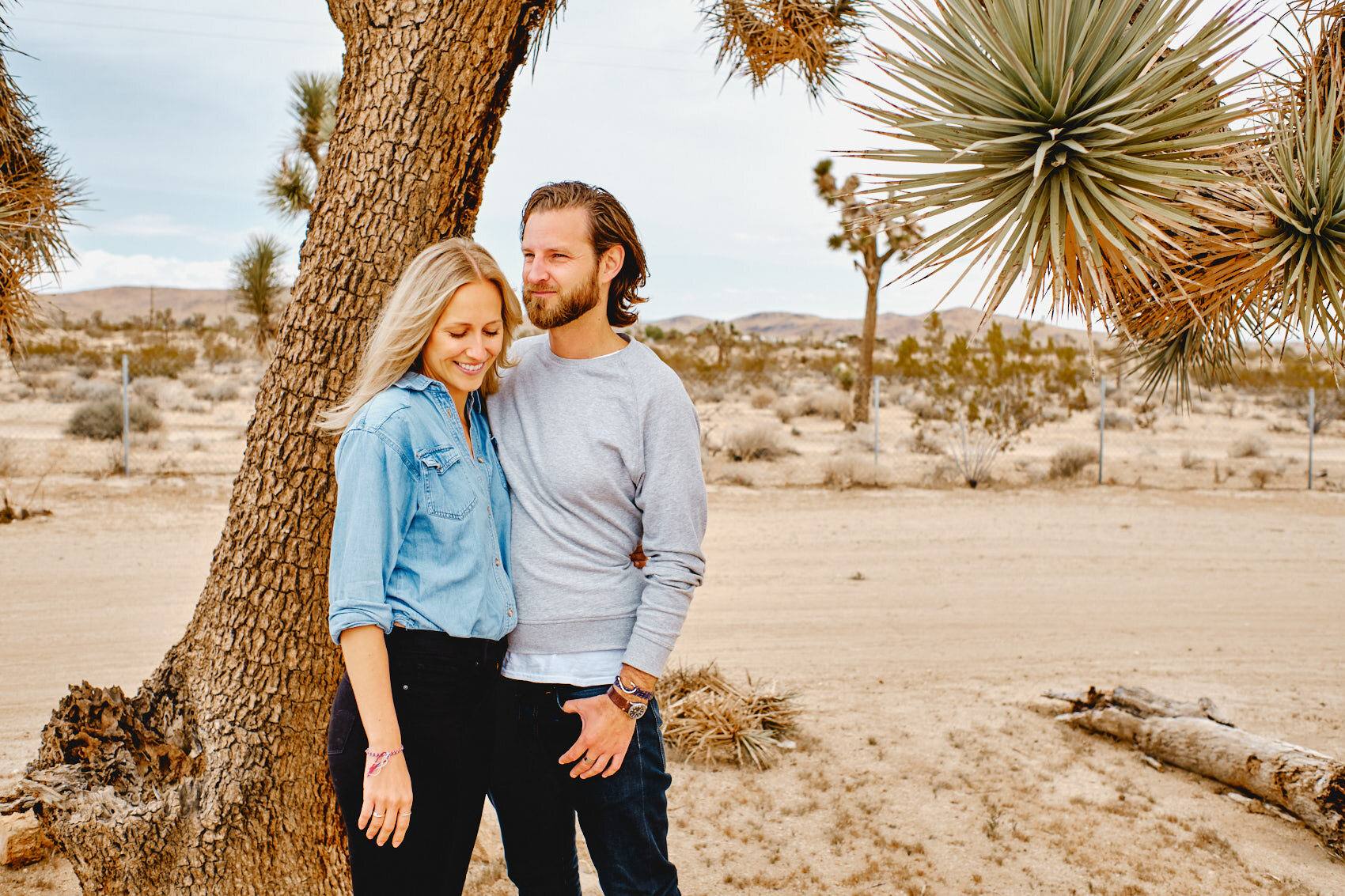 Lucy und Harry unter einem Joshua Tree in der Wüste, Vintage-Paarshooting
