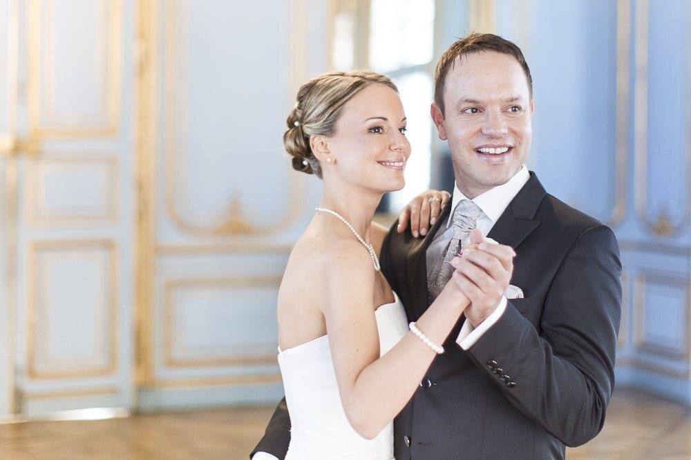 Ines und Oliver tanzen lachend in einem hellen Saal, Schloss Solitude