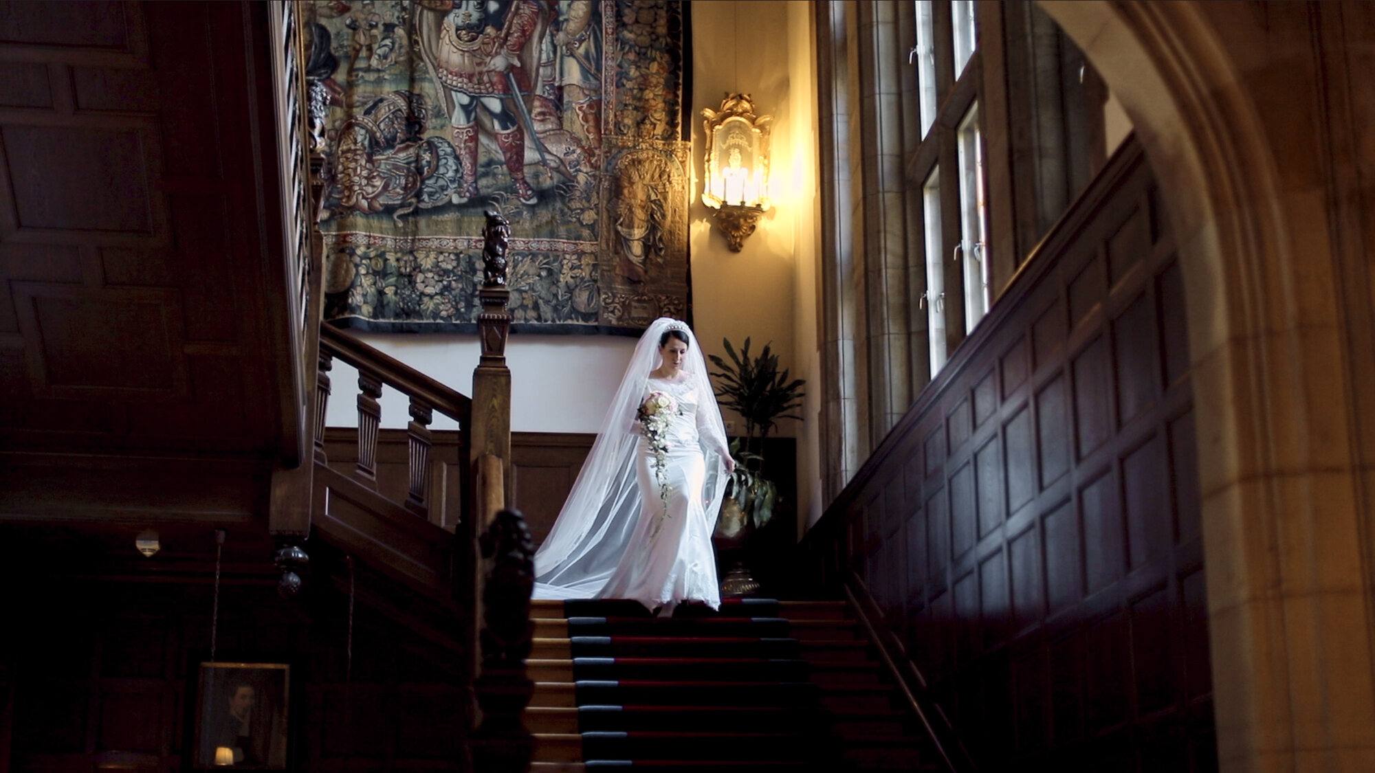 Braut schreitet die holzvertäfelte Schlosstreppe hinab, Schlosshotel Kronberg
