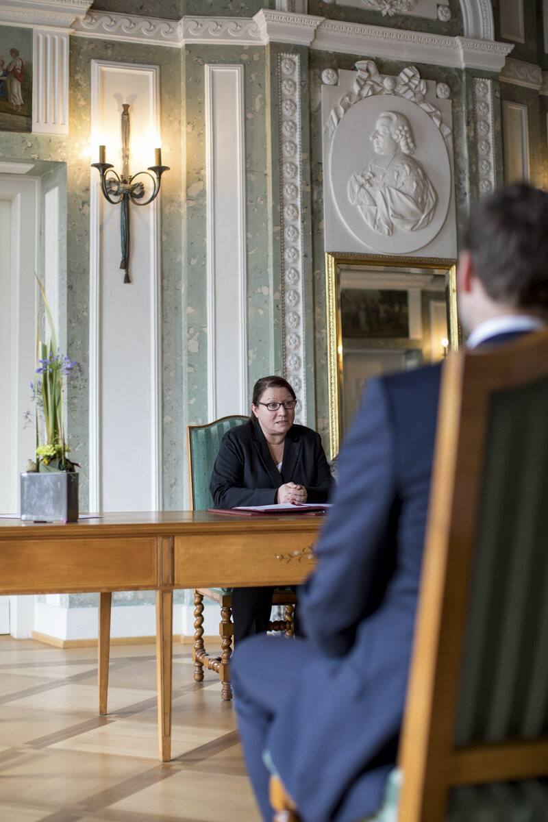 Standesbeamtin am Schreibtisch im stuckverzierten Trauzimmer des Bolongaropalasts