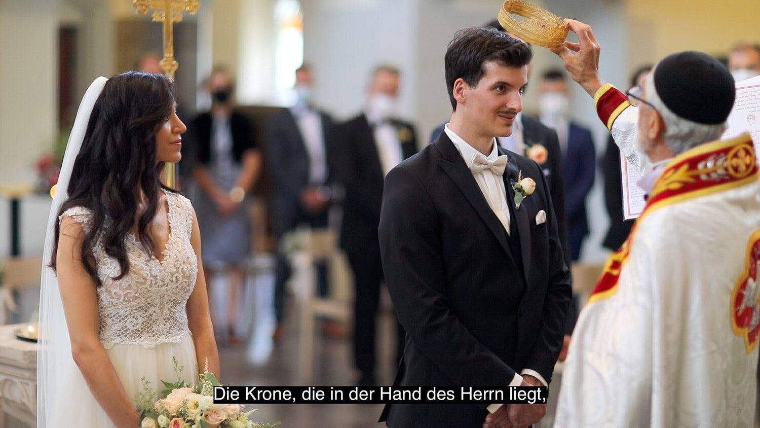 Bräutigam vor dem Priester während der Trauungszeremonie, Still aus dem Hochzeitsfilm