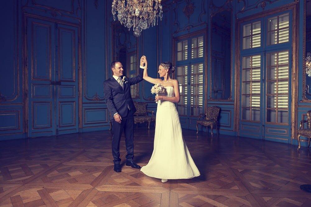 Tanz im Blauen Saal mit Parkett und Kristallleuchter, Schloss Solitude Stuttgart