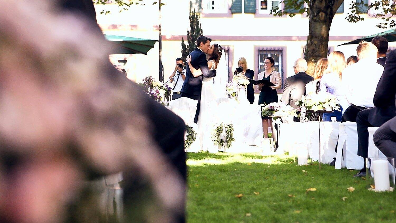 Kuss bei der freien Trauung, durch Blüten fotografiert, Hofgut von Hünersdorff
