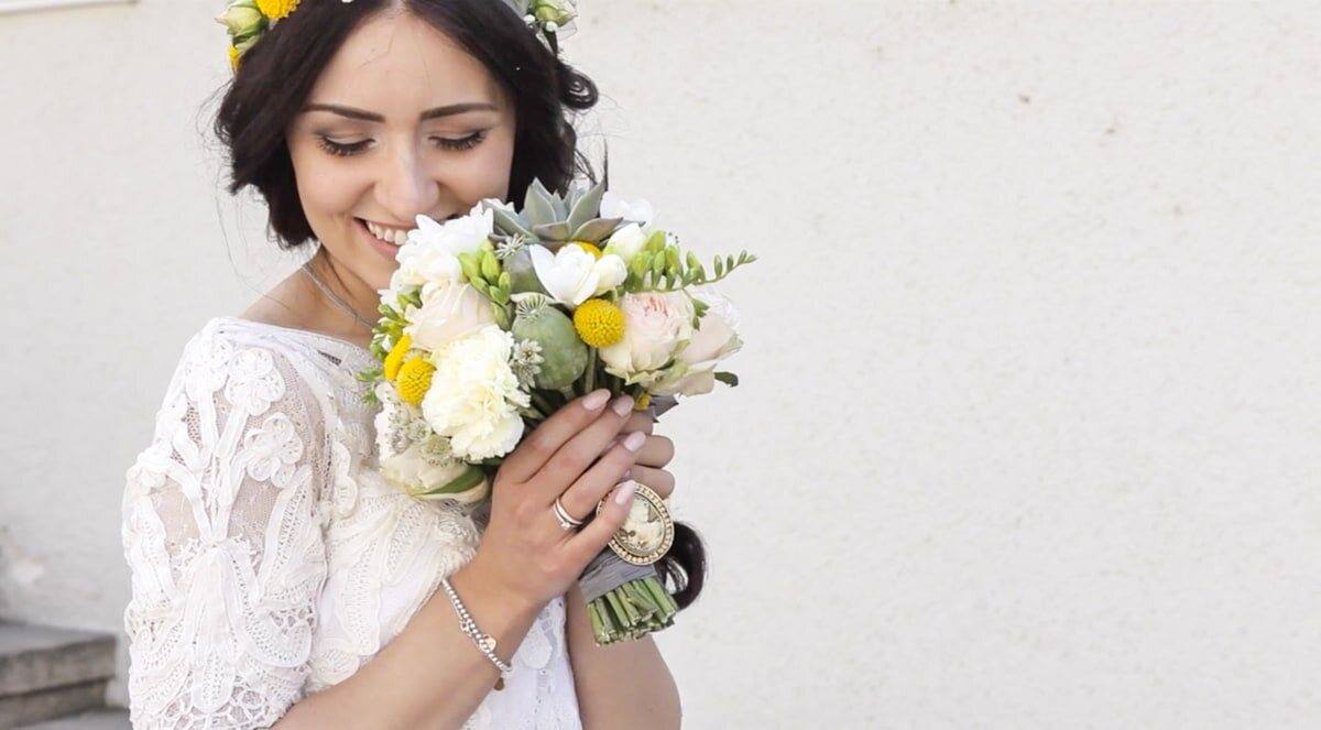 Braut mit Strauß aus gelben und weißen Blüten, Hochzeit Kessler Beletage Esslingen
