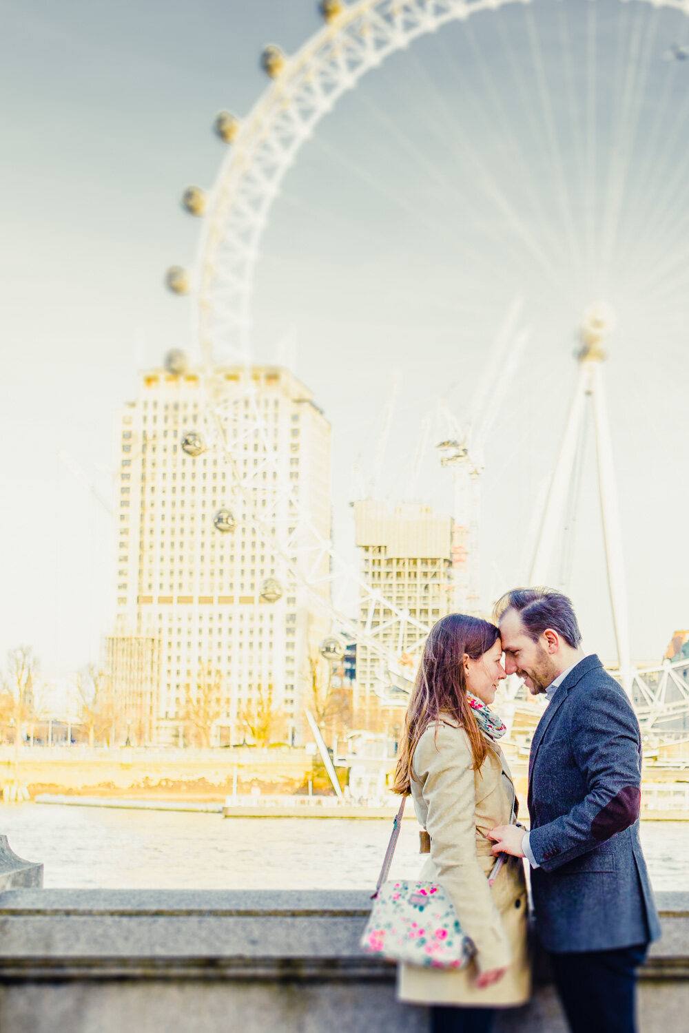 Mona und Milos Stirn an Stirn vor dem London Eye an der Themse