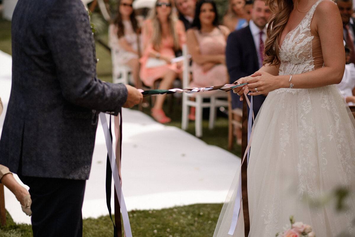Handfasting mit Stoffbändern bei der freien Trauung auf dem Steinbachhof