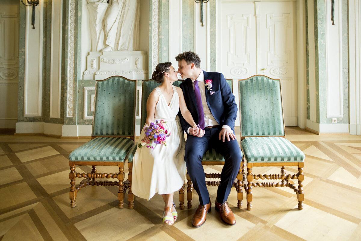 Vanessa und Philipp küssen sich auf grünen Samtstühlen im Bolongaropalast