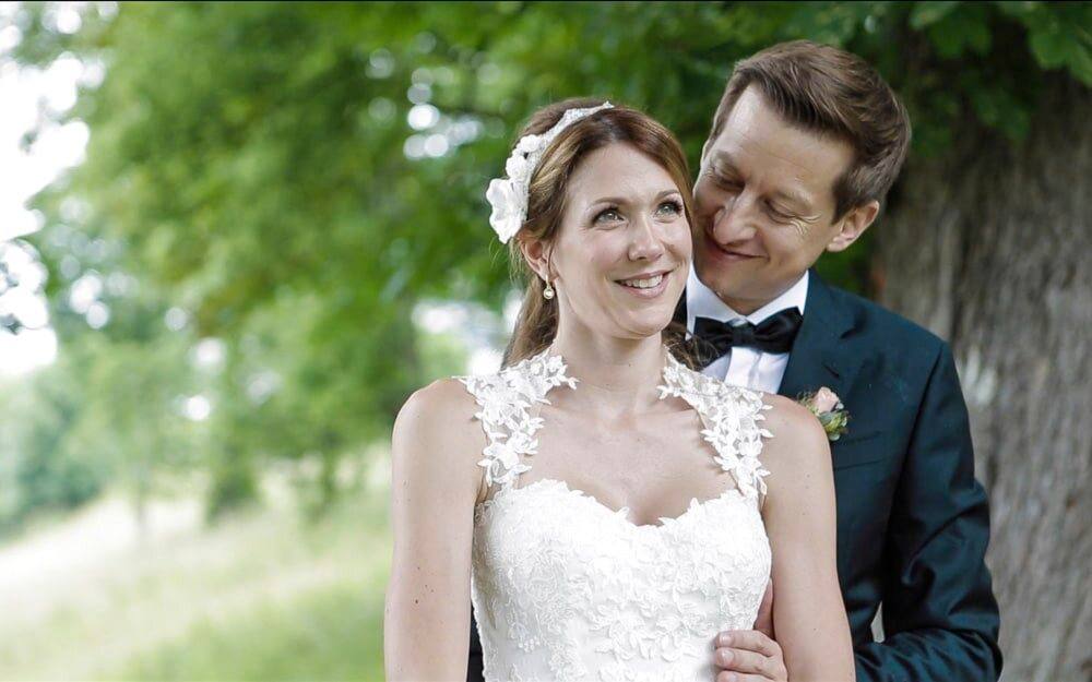 Pit umarmt Simone unter einem Baum, Braut mit Haarschmuck, Tegernsee