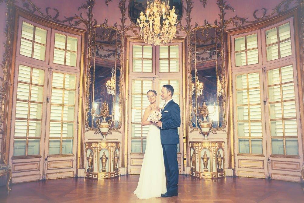 Brautpaar im goldverzierten Spiegelsalon von Schloss Solitude