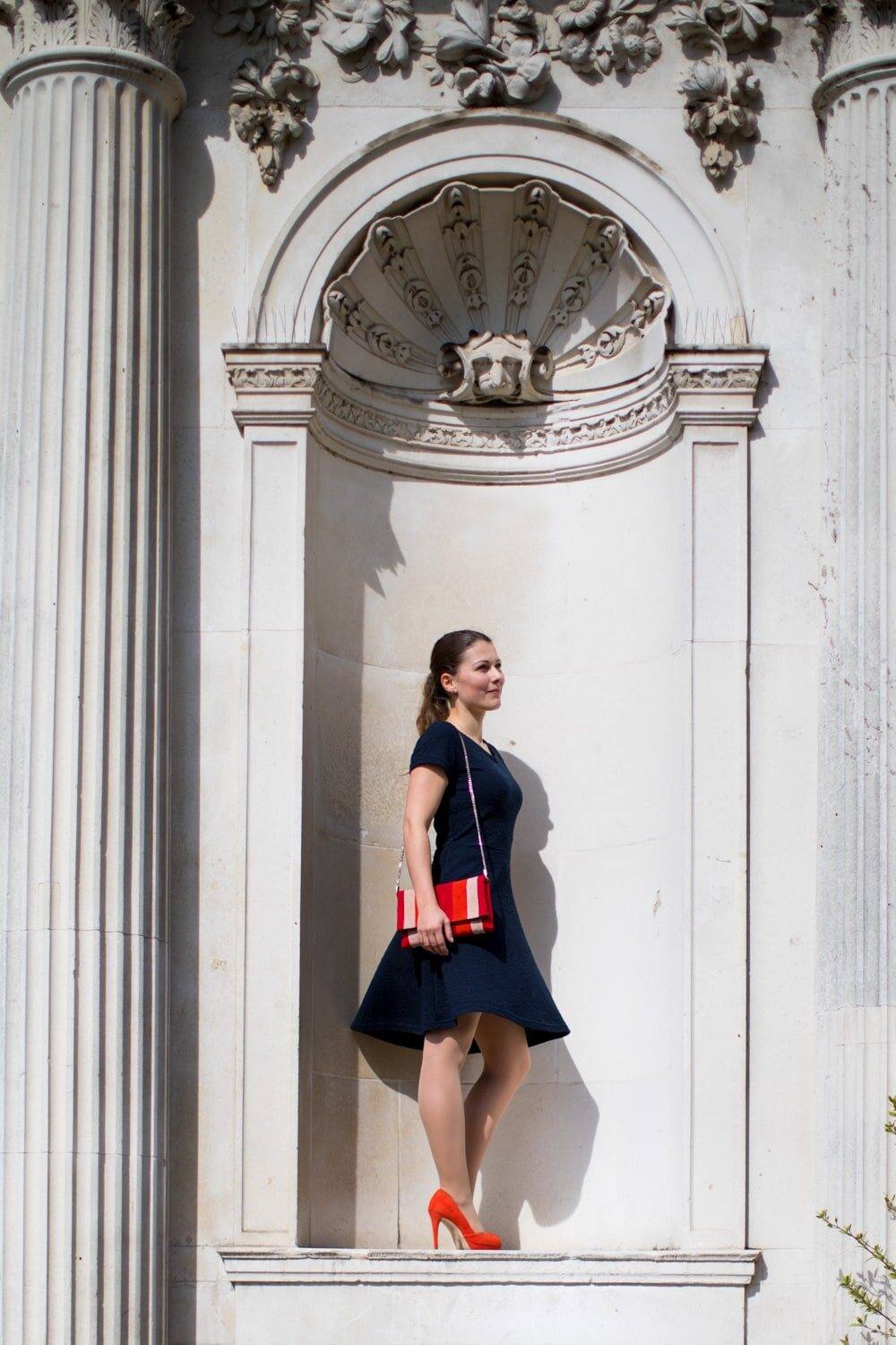 Mona in einer steinernen Nische mit roten Schuhen, London