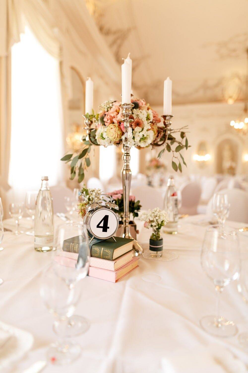 Tischdekoration mit Rosen und Kerzenleuchter im Festsaal von Schloss Solitude