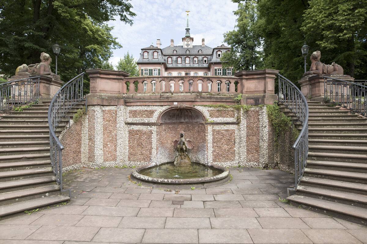 Freitreppe mit Brunnen im Garten des Bolongaropalasts in Frankfurt-Höchst