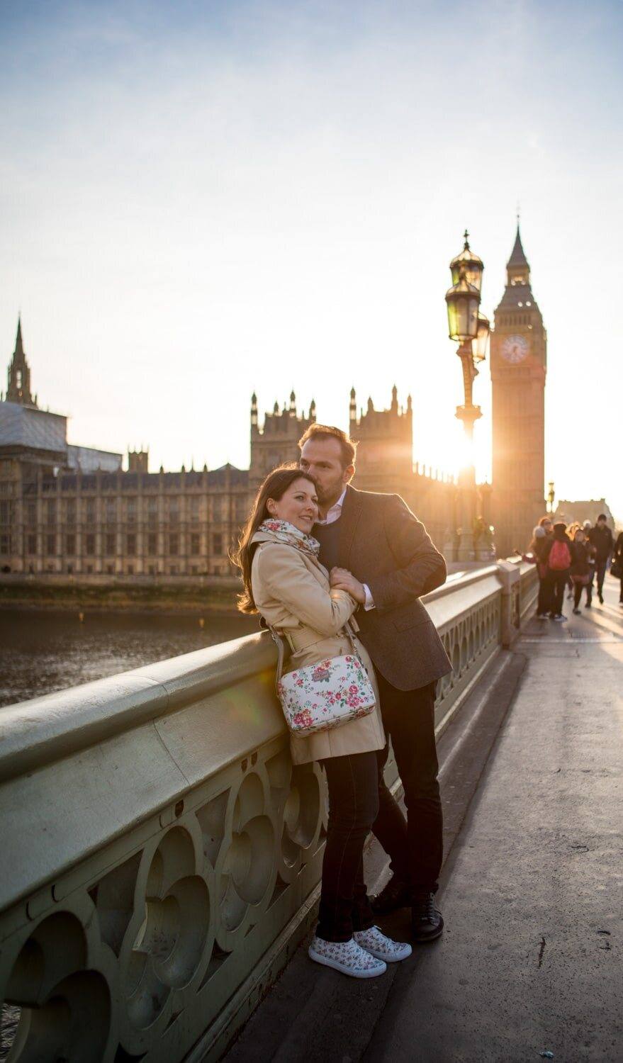 Paar auf der Westminster Bridge mit Big Ben im Gegenlicht