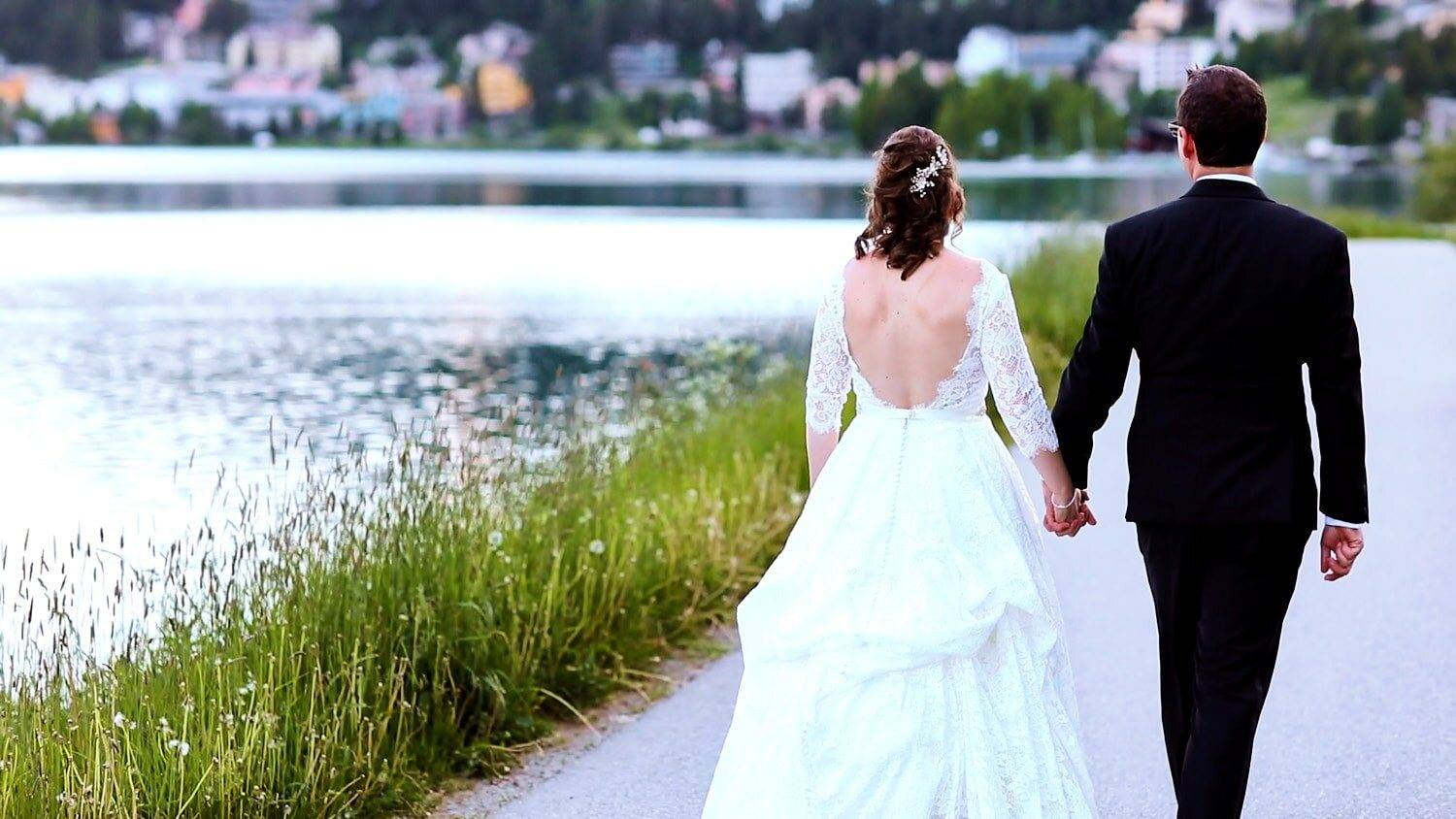 Brautpaar geht Hand in Hand am Ufer des St. Moritzersees