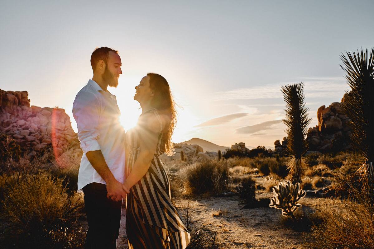 Liz und Ron Stirn an Stirn, Sonnenstern zwischen ihnen, Joshua Tree Nationalpark