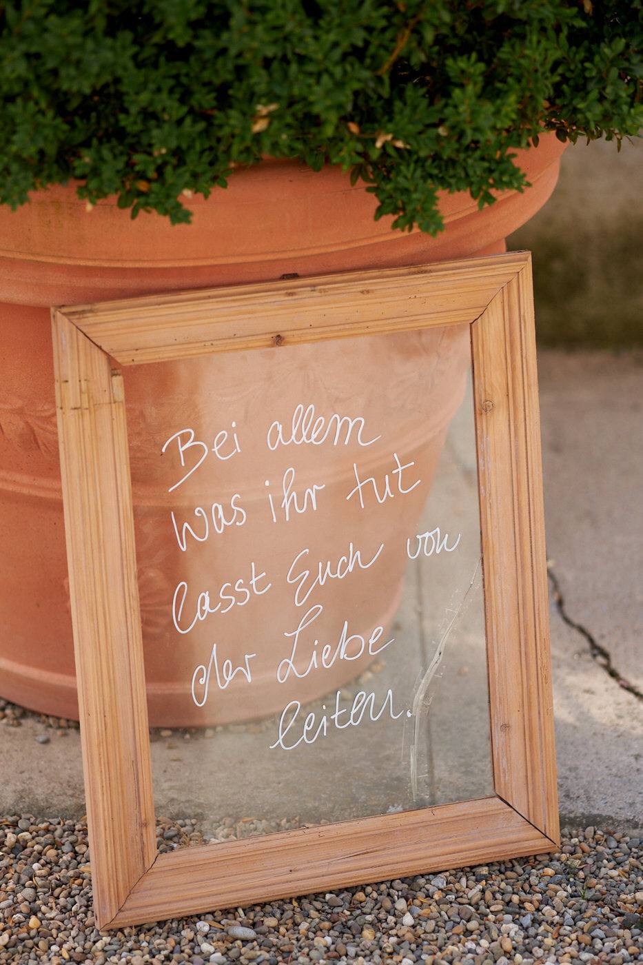 Handgeschriebenes Schild mit Liebesspruch vor einem Terrakottatopf, Schloss Neuhaus