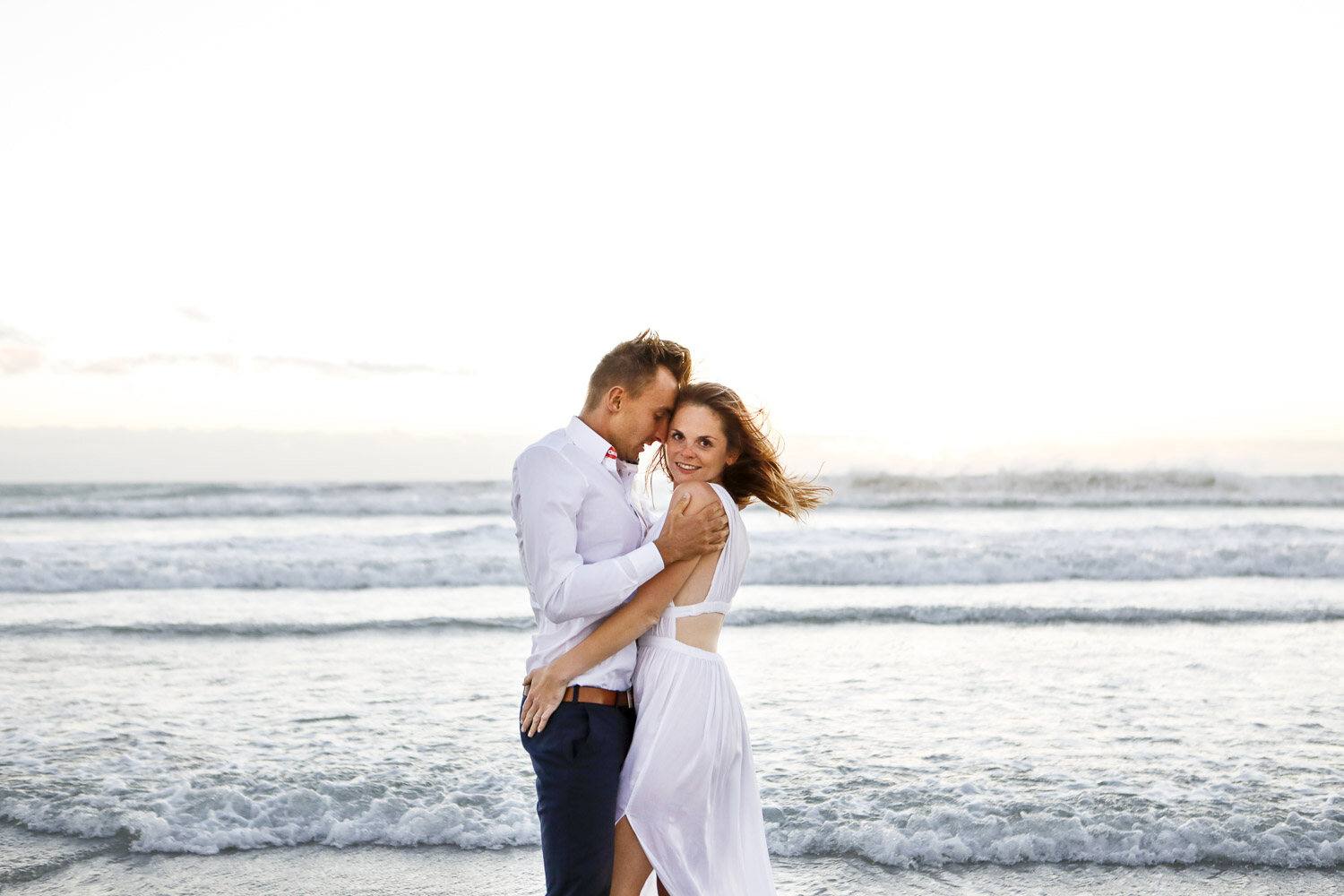 Diana und Tim Wange an Wange vor den Wellen des Atlantiks, Kapstadt