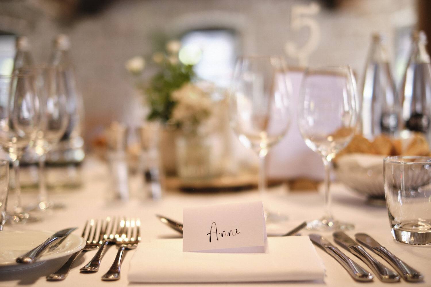 Namenskarte „Anni“ auf festlich gedeckter Tafel, Steinbachhof