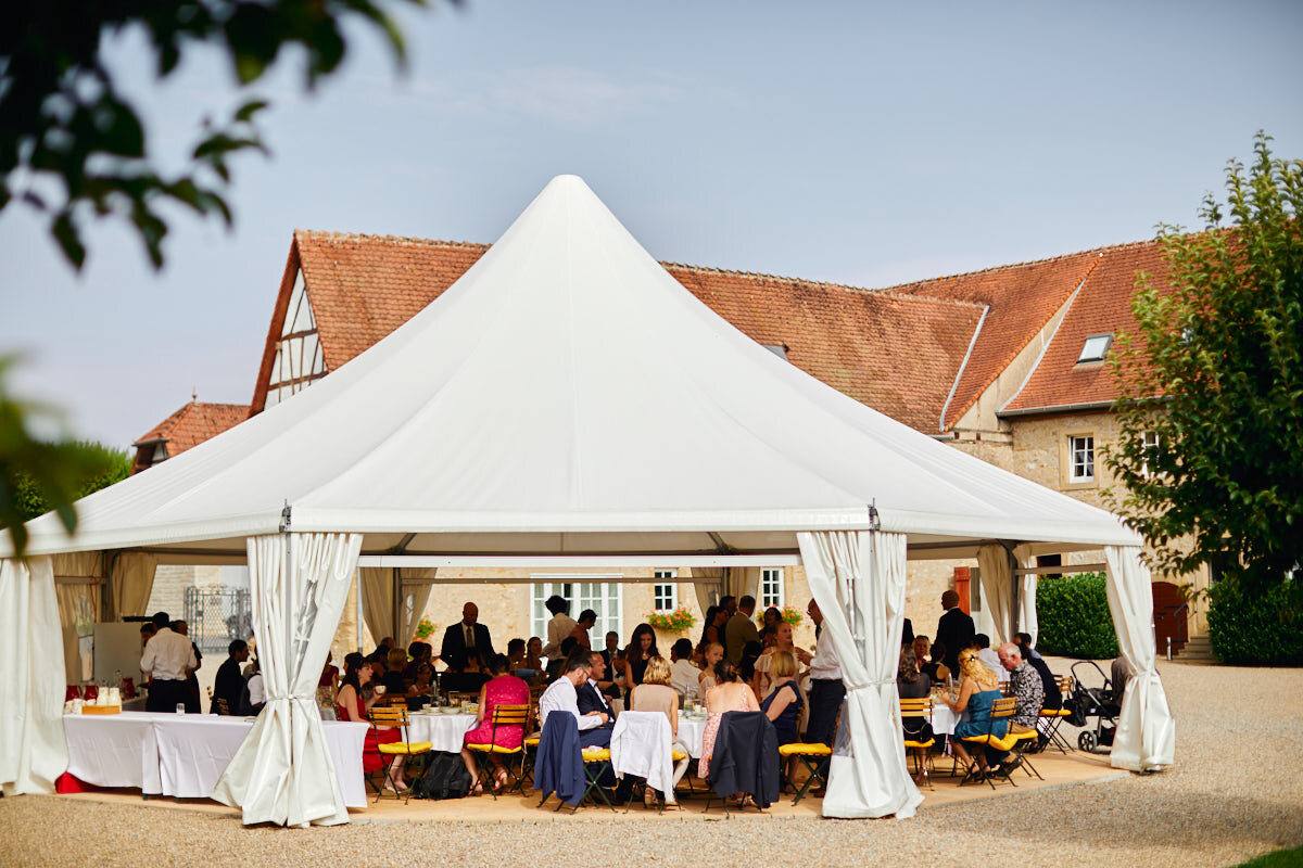 Weißer Pavillon mit Gästen vor dem Fachwerkgebäude, Schloss Neuhaus