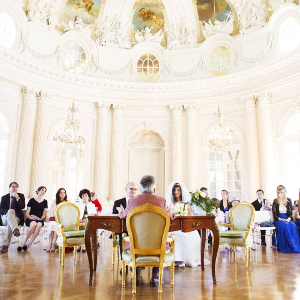 Trauung unter der Kuppel im Weißen Saal von Schloss Solitude mit Gästen
