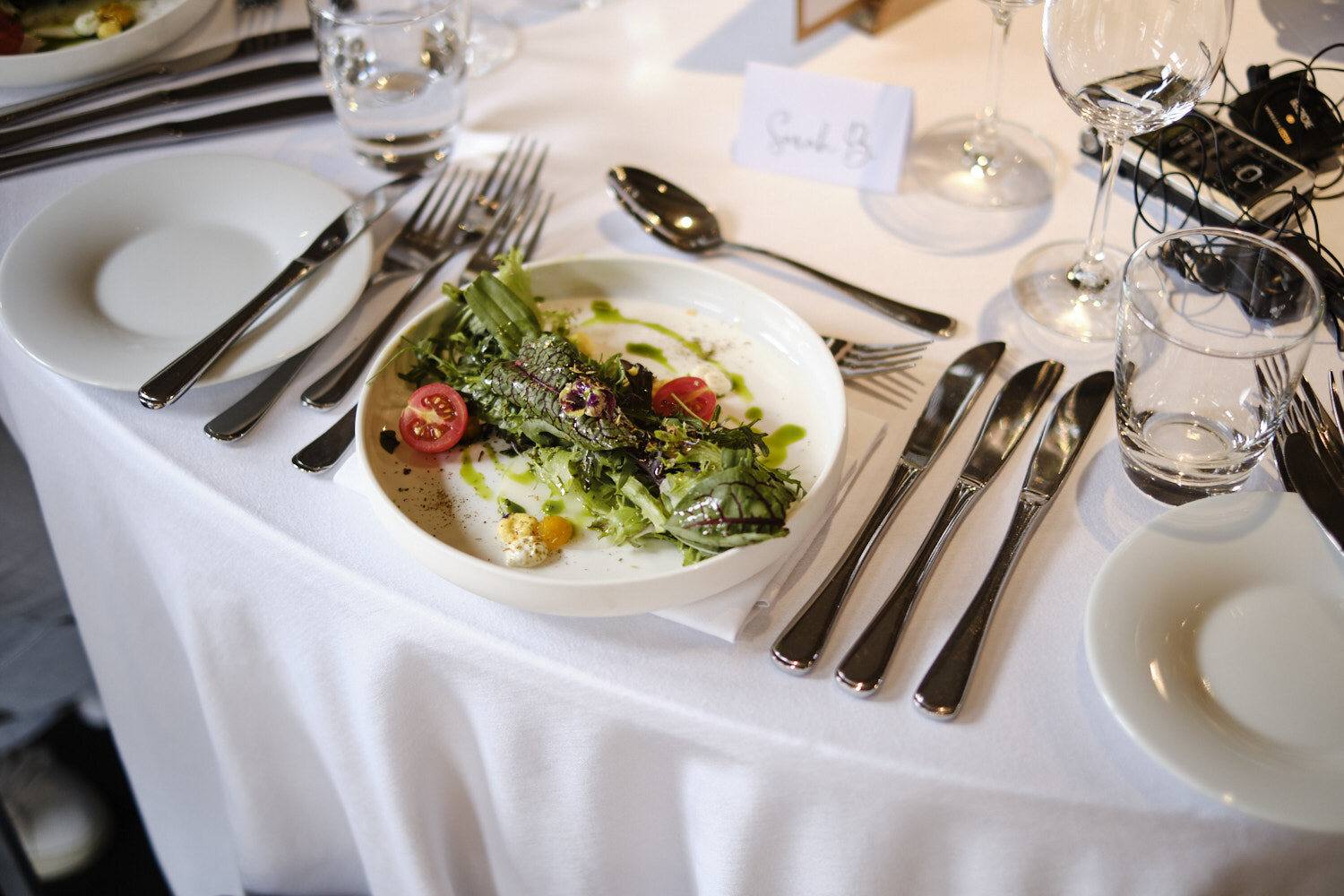 Vorspeise mit Salat auf weißer Tafel, Hochzeitsdinner am Steinbachhof