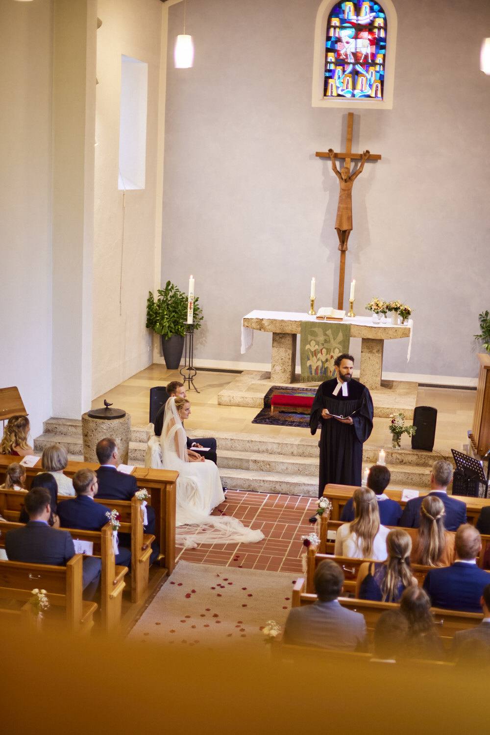 Blick auf den Altar mit Kreuz während der Trauung.
