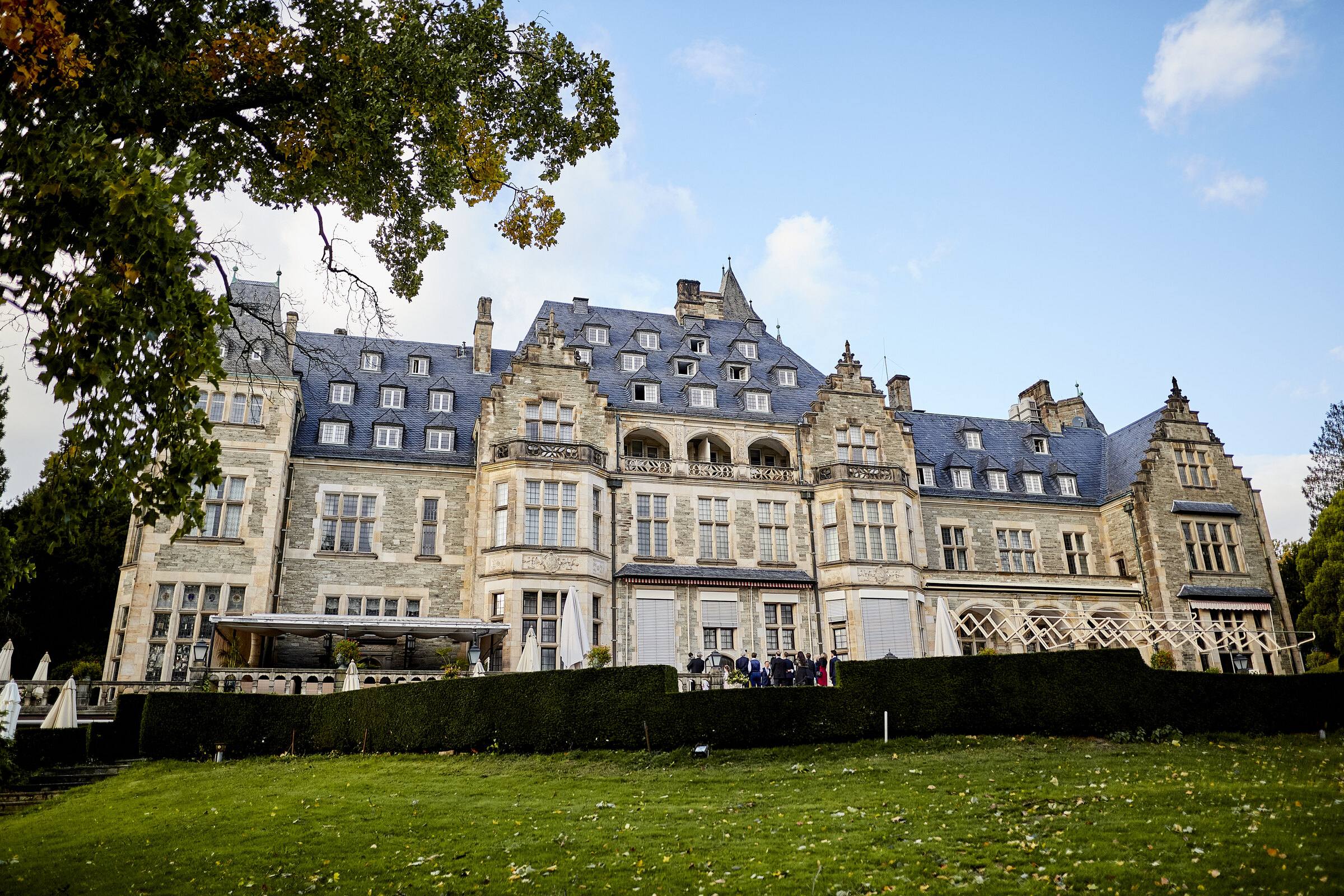 Blick über den Rasen auf die Fassade des Schlosshotels Kronberg