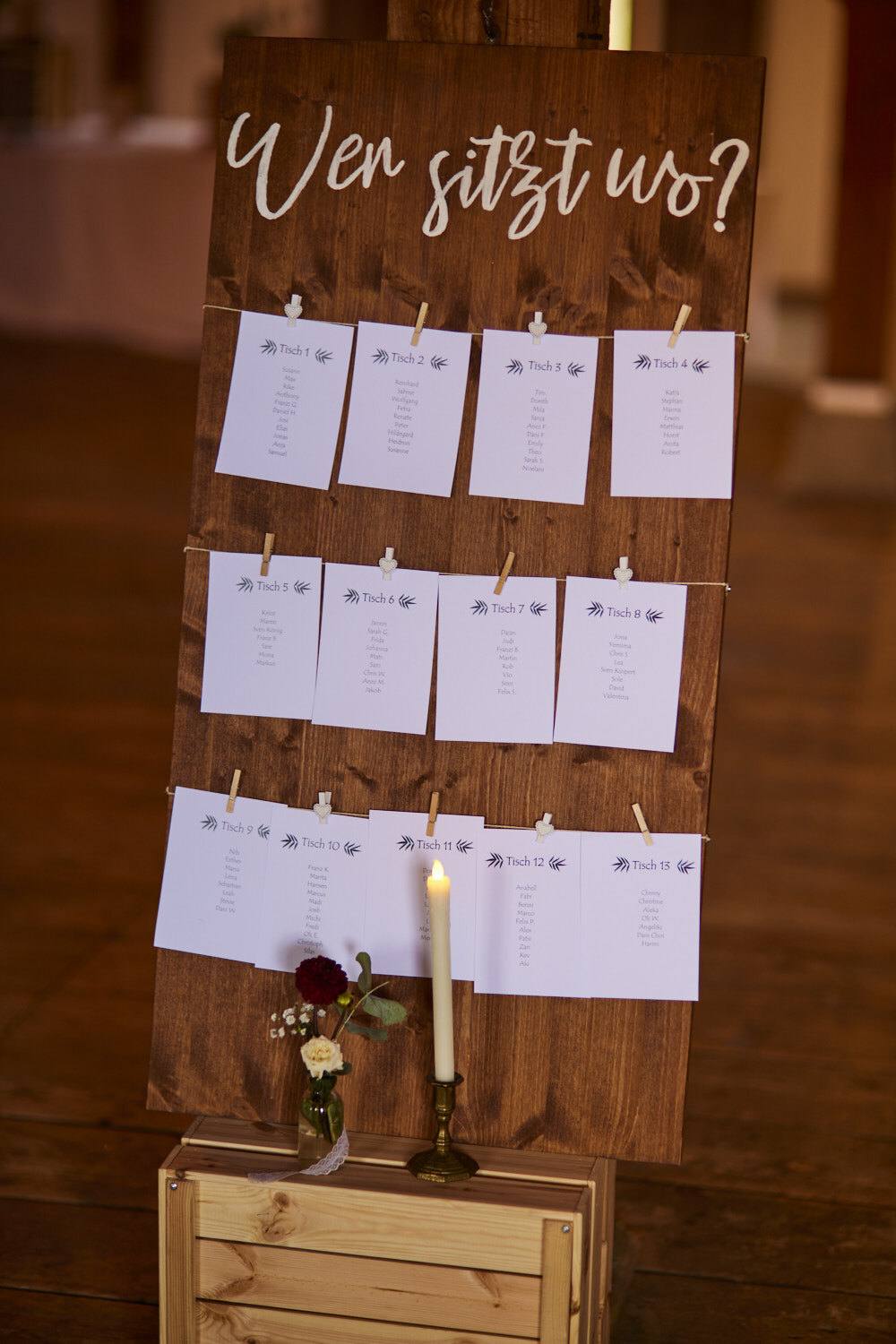Sitzplan auf dunklem Holzbrett.