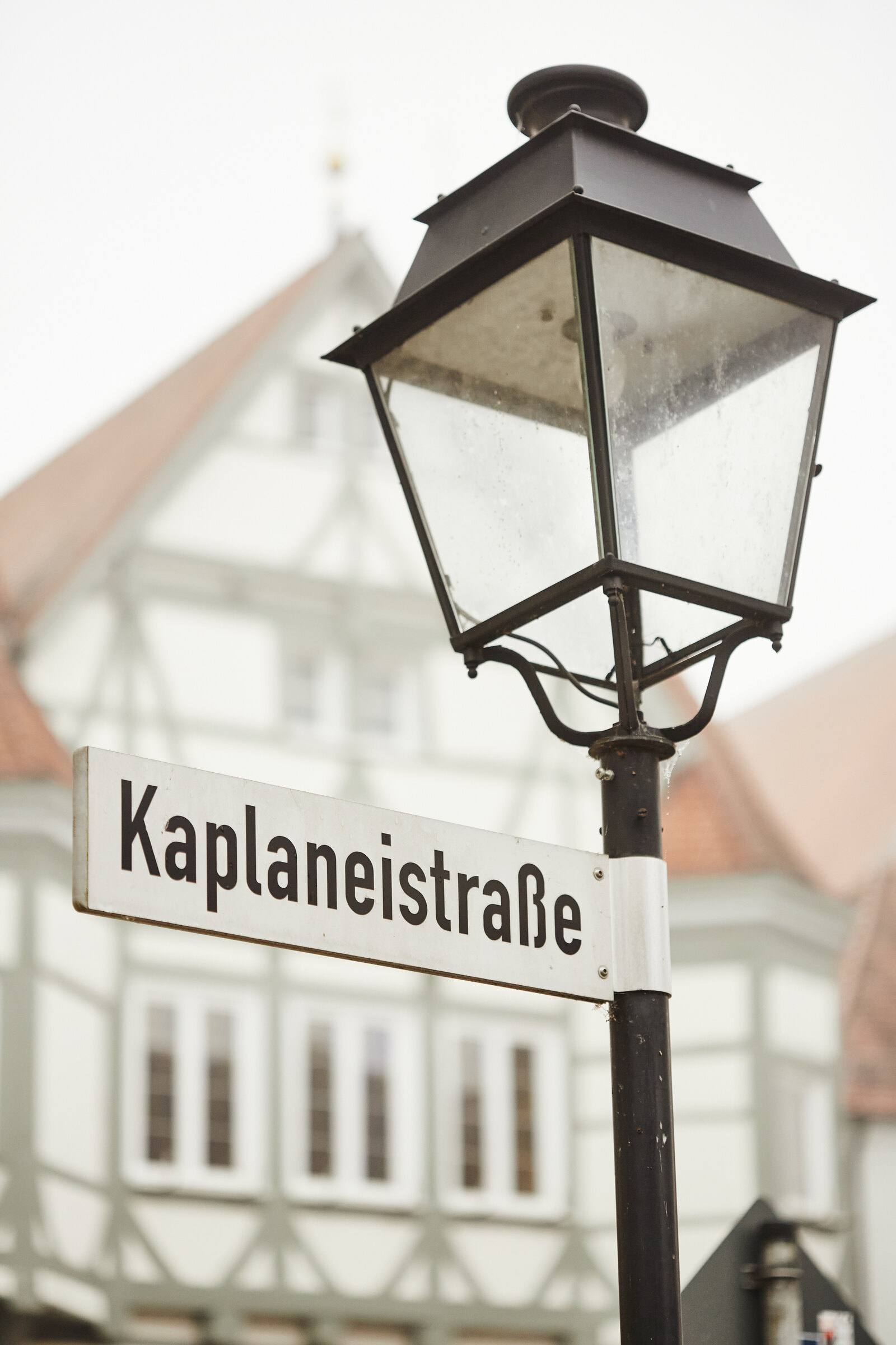 Straßenlaterne vor Fachwerkhäusern in der Altstadt.