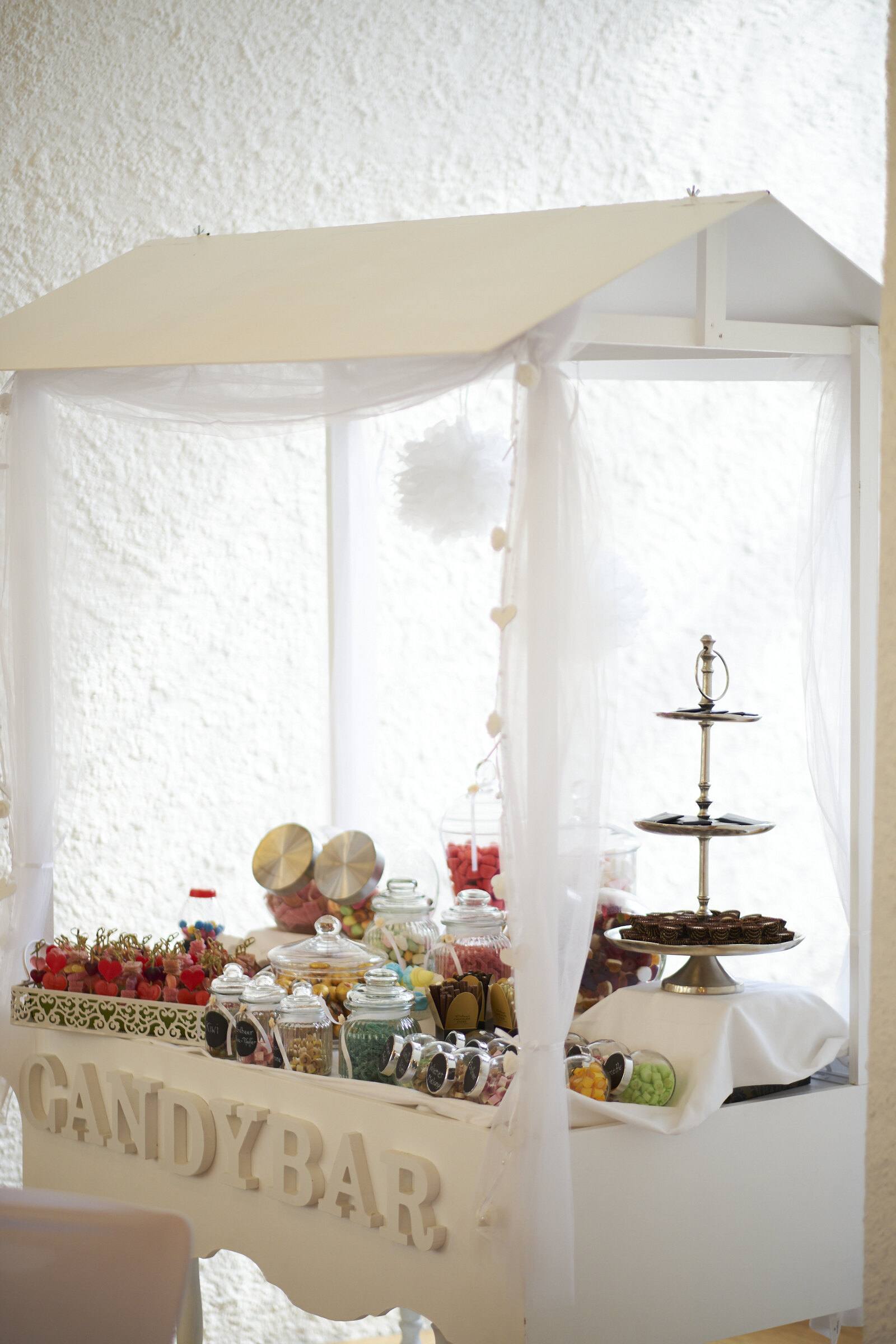 Hochzeits-Candybar mit Süßigkeiten in Glasbehältern.