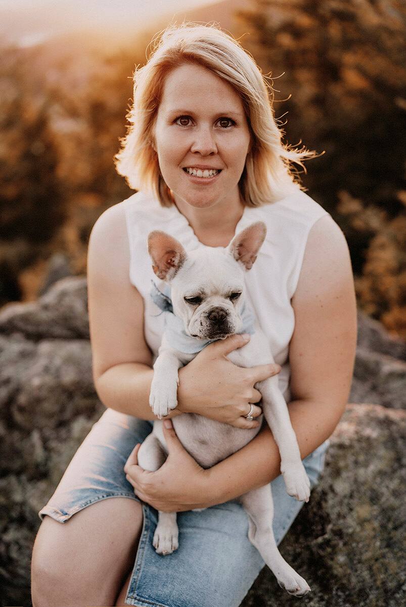 Jasmine Chérie, Hochzeitsfotografin aus Stuttgart, mit ihrer Französischen Bulldogge