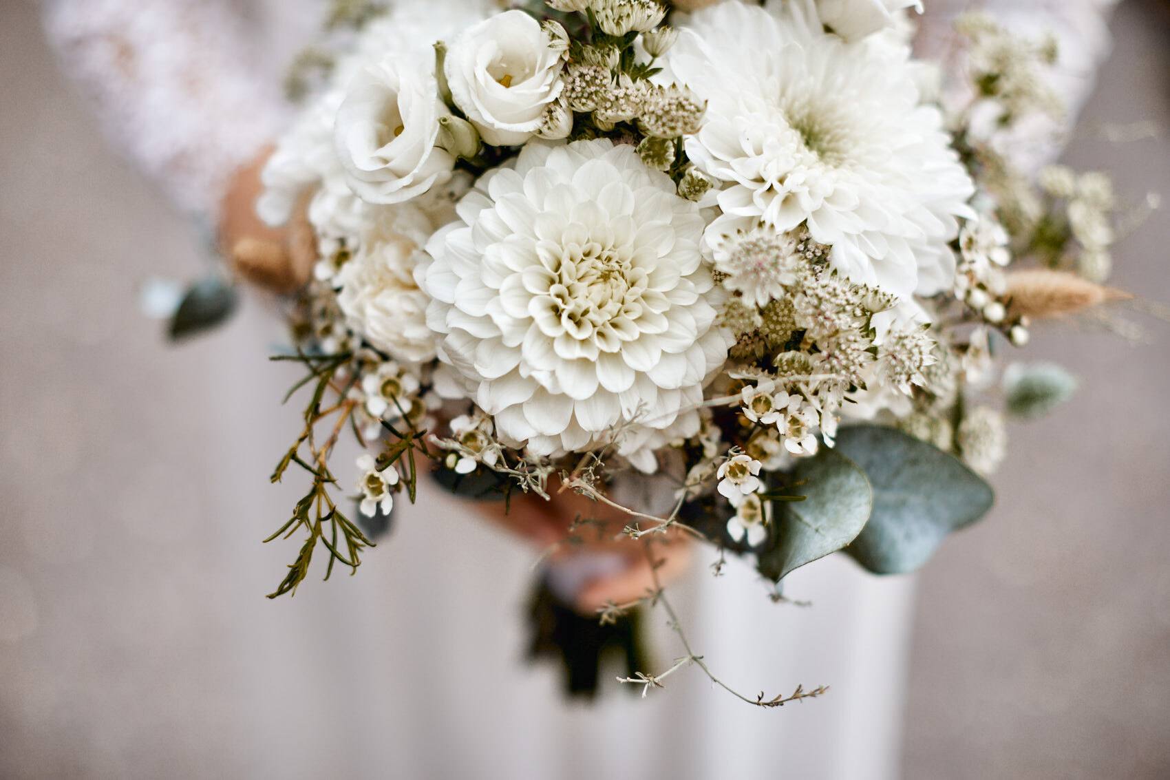 Brautstrauß aus weißen Dahlien, Lisianthus und Eukalyptus