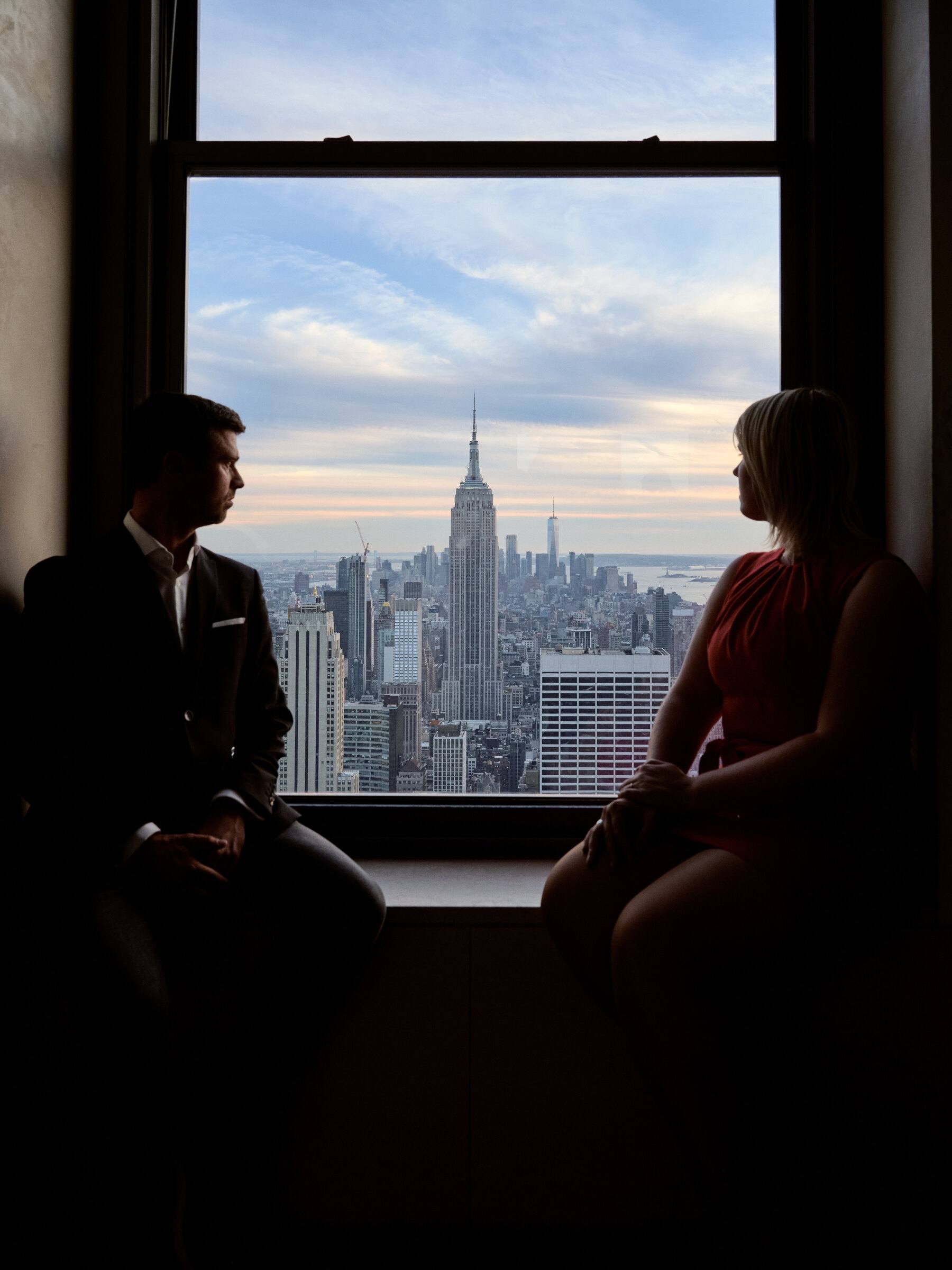 Silhouette eines Paares am Fenster mit Blick auf Manhattan